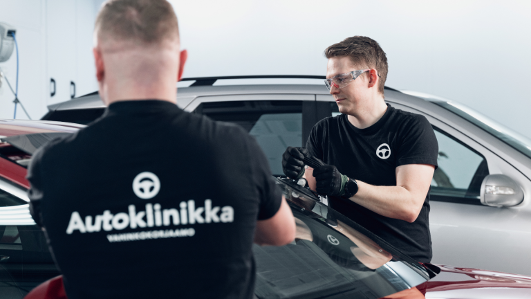 Autoklinikalla olemme vakuutusyhtiöiden valtuuttama tuulilasikorjaamo, vaihdamme haljenneen tuulilasin uuteen päivässä.