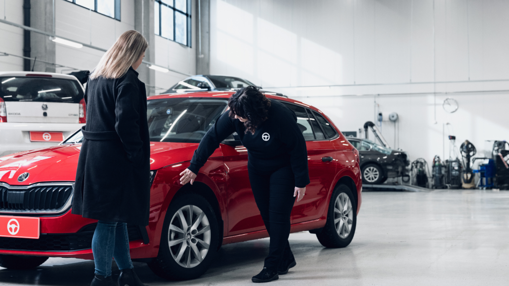 Autoklinikalla kolarivaurio tai peltivaurio korjaus alkaa ilmaisella vahinkotarkastus, joka onnistuu myös ilman ajanvarausta.