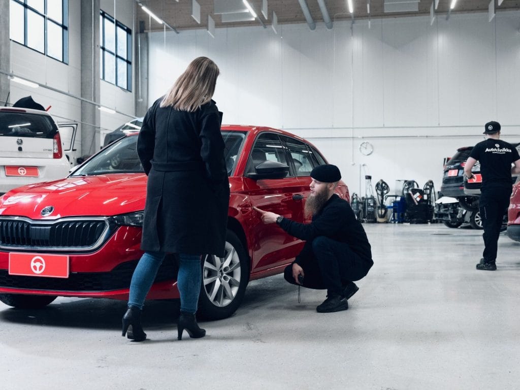 Autoklinikalla kolarivaurio tai peltivaurio korjaus alkaa ilmaisella vahinkotarkastus, joka onnistuu myös ilman ajanvarausta.