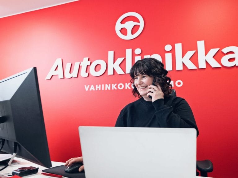 Autoklinikan asiakaspalvelu auttaa kaikissa autosi kolarivaurio ja tuulilasivaurio asioissa. Autoklinikan asiakaspalvelu palvelee 24 h.
