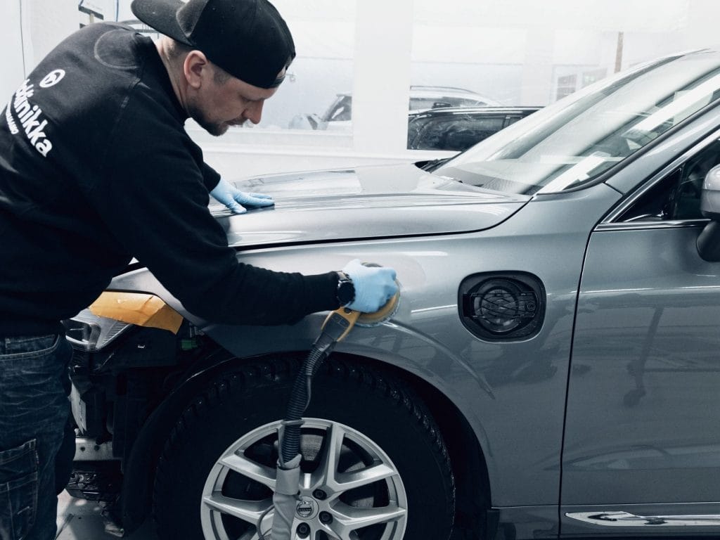 Autoklinikalla korjaamme kaikki autosi kolarivaurio, peltivaurio, automaalaus, parkkipaikkakolhu kuntoon ammattitaidolla.