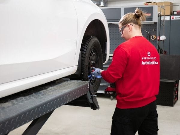 Autoklinikka Merkkihuolto rengaspalvelut: rengashotelli, renkaiden vaihto sekä uusien renkaiden myynti.