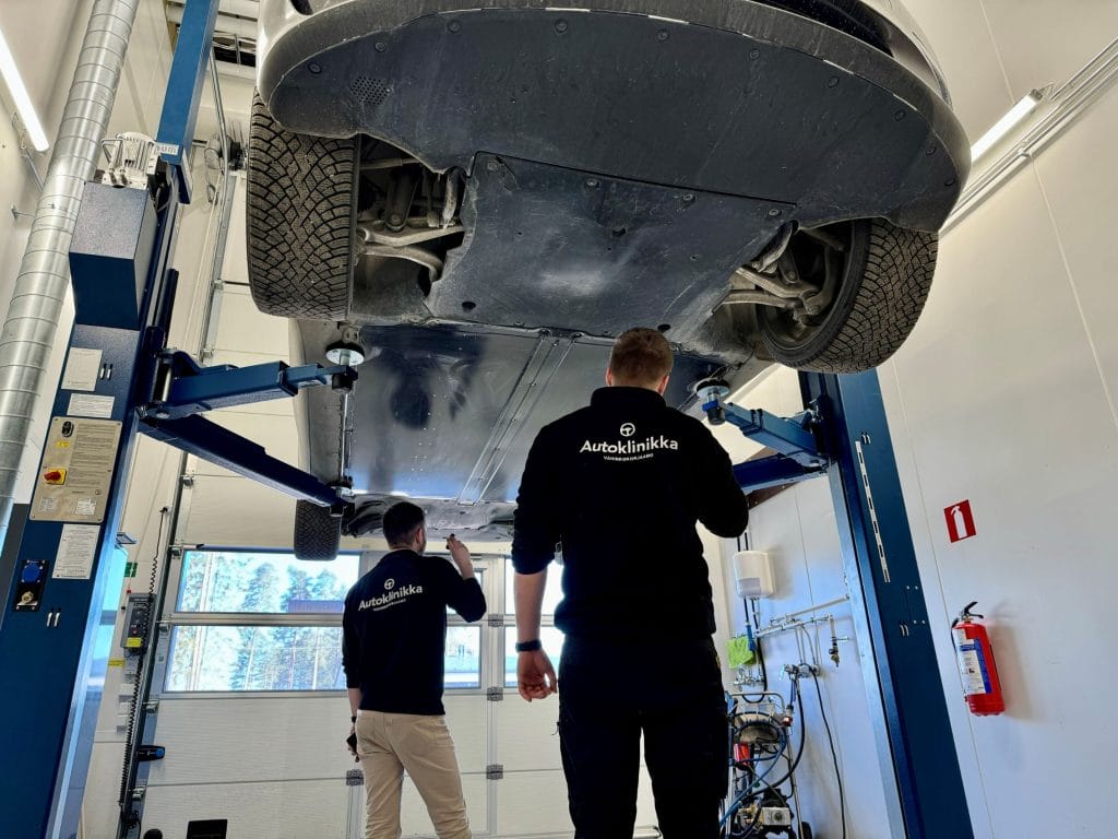 Autoklinikalla korjaamme Tesla, sähköauto, hybridi kolarivaurio, peltivaurio, tuulilasivaurio kuntoon ammattitaidolla.