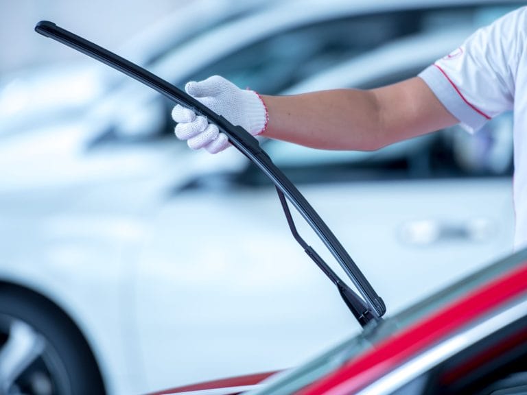 Autoklinikalla olemme vakuutusyhtiöiden valtuuttama tuulilasikorjaamo, vaihdamme haljenneen tuulilasin uuteen päivässä.